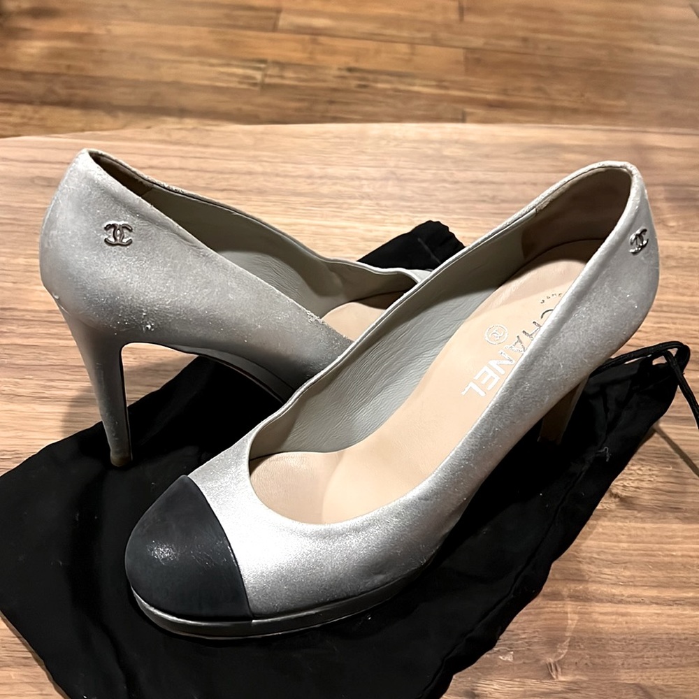 Chanel Silver and black pumps, size 41
